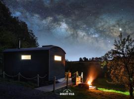 Orchard retreat off grid shepherds huts in Dorset, hotell i Dorchester