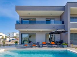 Holiday House Lipa with Private Pool, Hotel in Peroj