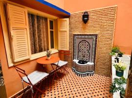 Joli appartement avec patio, parking et toit terrasse Nice apartment with patio, parking and rooftop, hotel near Institute of Traditional Arts in Marrakech, Marrakech