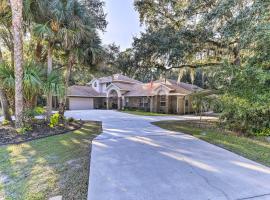 Stunning Space Coast Getaway with Backyard Oasis!, vil·la a Titusville