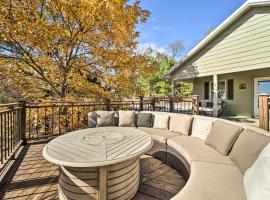 Secluded Tuskahoma Retreat with Deck and Views!, hotel in Clayton