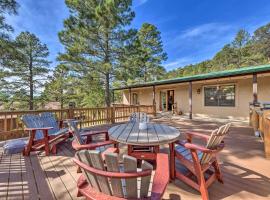Charming Ruidoso Home with Deck and Lovely Views!, hotel v destinaci Ruidoso