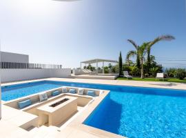 Villa Andrea, quiet luxury, sunset with sea views โรงแรมที่มีสระว่ายน้ำในอาเดเฮ