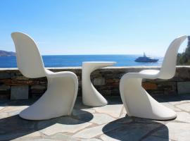 Romantic and cozy house on the waterfront in Koundouros, Kea, Hotel in Koundouros