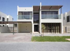 Lovely Independent 6BR Villa in Damac Hills 2, holiday rental in Dubai