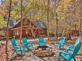 Serenity Woods Cabin with Hot Tub and Fire Pit, feriebolig i Mountain Home