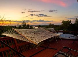 Cozy Sunset Cottage Overlooking Rice Lake, hotel in Roseneath