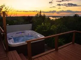Cozy Sunset Cottage Overlooking Rice Lake