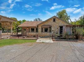 Milk Bath Springs Cottage, holiday home in Dripping Springs