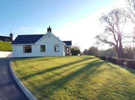 Sunnyside Lodge - Beautiful Fermanagh Holiday Home, cabin in Tamlaght