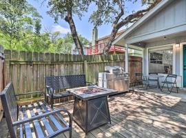 NEW! ATX Home with 3 Patios, 3 TVs, & Fire Pit, hotel s parkiriščem v mestu Austin