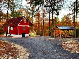 The Windstorm Cabin - Pet-friendly & a 2-person Jacuzzi hot tub!, hotel v destinácii Marshall