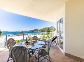 203 The Breakwater 2 Messines St magical unit with lift pool views and aircon, hotel i Shoal Bay