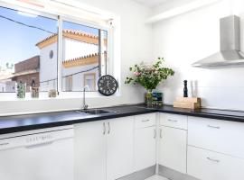 Lovely 2-bedroom home in Pueblo Nuevo de Guadiaro, nastanitev v mestu Guadiaro