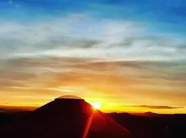Yourte ,volcans,randonnées,lacs,quiétude