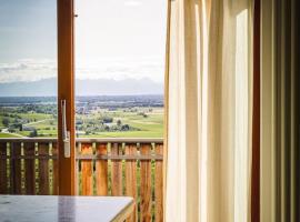 Private Villa with wellness area on Collio hills, hotel familiar en Cividale del Friuli