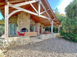 Beautiful guest house for two people on the bank of the Dordogne river, guest house in Siorac-en-Périgord