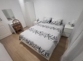 Habitaciones con baño compartido en bonito Apartamento en Badalona, hotell i Badalona