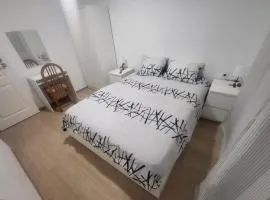 Habitaciones con baño compartido en bonito Apartamento en Badalona