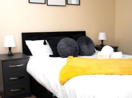 XB Property - Comfy house perfect for families contractors relocators, hotell i West Bromwich