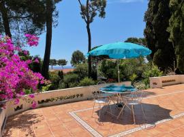 Rez-de-chaussée dans grand jardin provençal, à la villa Tatiana, feriebolig i Juan-les-Pins