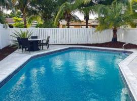 Gorgeous open concept 4 BR with heated pool and lounge area, cottage in Fort Lauderdale