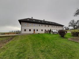 Schöne Wohnung am Bauernhof, hotel con estacionamiento en Lehen