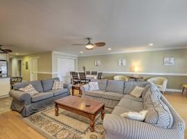 Spacious Wildwood Townhome with Covered Balcony, vil·la a Wildwood