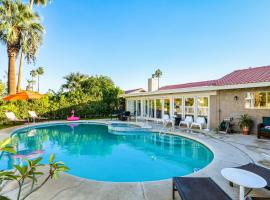 Desert Pool House: Sun, Swim, Sip & Stay, family hotel in Indio