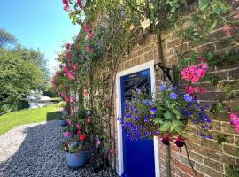 Adorable two bed Norfolk broads holiday home - river views with moorings & fishing: Stalham şehrinde bir otel