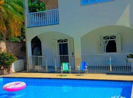 Casa de novela , Sol e piscina, hotel dengan parking di Cachoeiras de Macacu