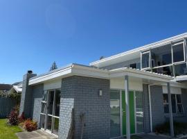 Green Door - One bedroom apartment, beach hotel in Whakatane