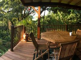Chalet Colibri , Les ANSES d'ARLET 200 m plage, hotel v destinaci Les Anses-dʼArlets