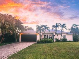 Charming Sunset 3 Bedroom Home Getaway, holiday rental in Cape Coral