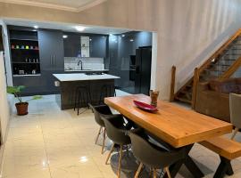 Cheerful 3-bedroom home with backup power around Sandton, hotel in Sandton