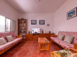 3 bedrooms house at Los Caserones 50 m away from the beach with enclosed garden and wifi, hotell i Las Marciegas