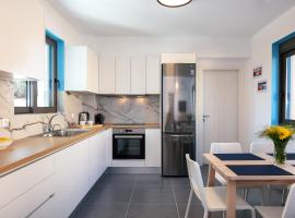 Greek Sky - New modern apartment with shared pool, hotel i Tavronitis