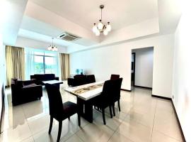 Bay Resort Condominium 3-bedrooms with Swimming Pool near the Seaside, παραλιακή κατοικία σε Miri