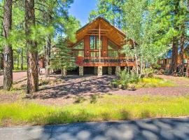 Beautiful Pinetop Gem with Fire Pit, Deck and Grill!、Indian Pineの駐車場付きホテル