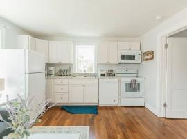 Cozy Farmhouse Apartment in Bristol 2 bed 1 bath, hotel in Bristol