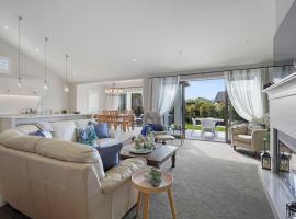 Country Living At Its Best - Indoor Outdoor Dream, hotel a Karaka