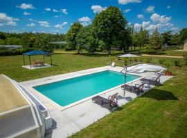 Magnifique Gîte - 4 chambres - avec piscine et petit plan d'eau, hotel em Saint-Paterne-Racan
