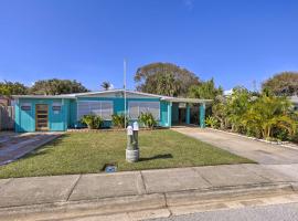 Cute and Cozy Florida Duplex Walk to Beaches!、ココアビーチのスパホテル