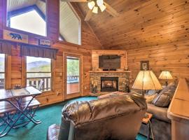 Quaint Sevierville Cabin with 2-Tier Deck and Hot Tub!，賽維爾維爾的小屋