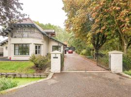 Charming holiday home in Poortugaal with garden, hytte i Poortugaal