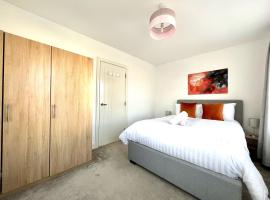 Lovely 4 doubled bedroomed townhouse in Bicester near to Bicester Village, מקום אירוח ביתי בביסטר