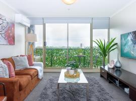 City skyline views with swimming pool!, pet-friendly hotel in Melbourne