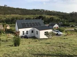 Stylish Country Cottage, Solar panelled in Knysna