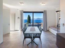 Villa Loncrino, First Floor Apartment, hytte i Torri del Benaco