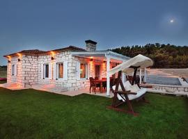 Lovely Villa with Backyard in Bozcaada near Beach – domek wiejski w mieście Çanakkale